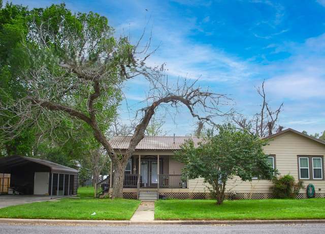 Property at 903 Bowie St, Columbus, TX 78934, 2 beds, 1.5 baths