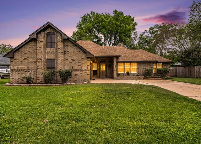Property at 130 Juniper St, Lake Jackson, TX 77566, 4 beds, 2 baths