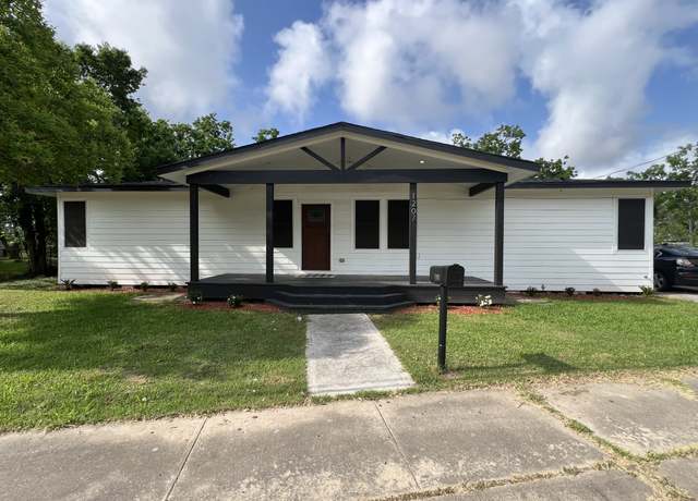 Property at 1207 W 10th St, Freeport, TX 77541, 3 beds, 2 baths