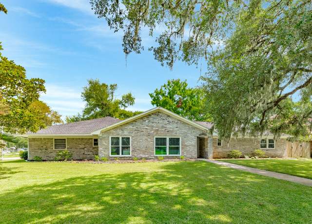 Property at 105 Pleasant Valley Dr, West Columbia, TX 77486, 3 beds, 2.5 baths