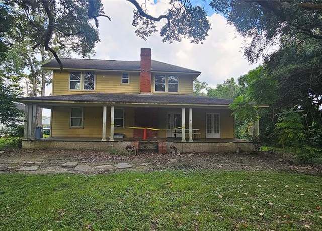 Property at 3339 E Bayou Dr, Dickinson, TX 77539, 4 beds, 3 baths