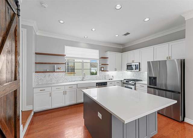 Property at 1646 W 13th St, Houston, TX 77008, 2 beds, 2.5 baths