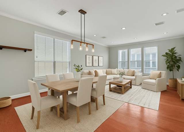 Property at 1646 W 13th St, Houston, TX 77008, 2 beds, 2.5 baths