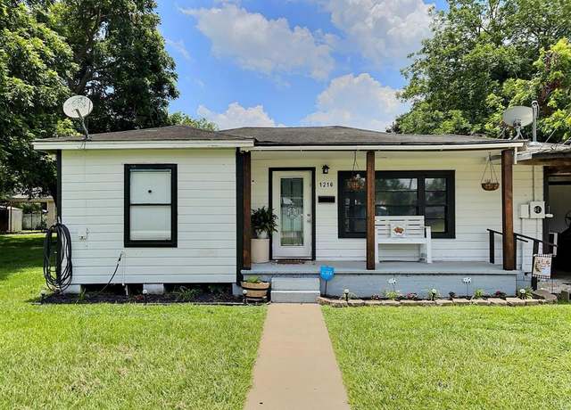 Property at 1216 12th St, Bay City, TX 77414, 3 beds, 1 bath