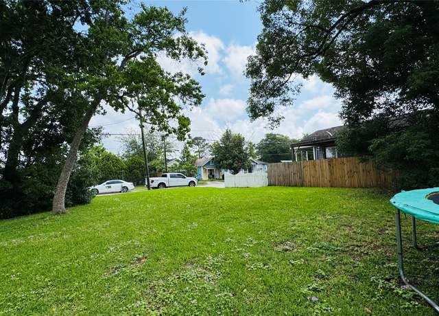 Property at 305 E Defee Ave, Baytown, TX 77520