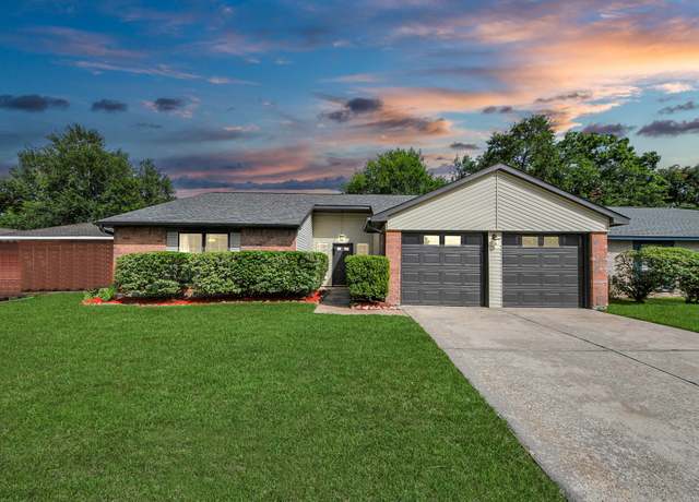 Property at 2315 Colonial Ridge Dr, Friendswood, TX 77546, 3 beds, 2 baths