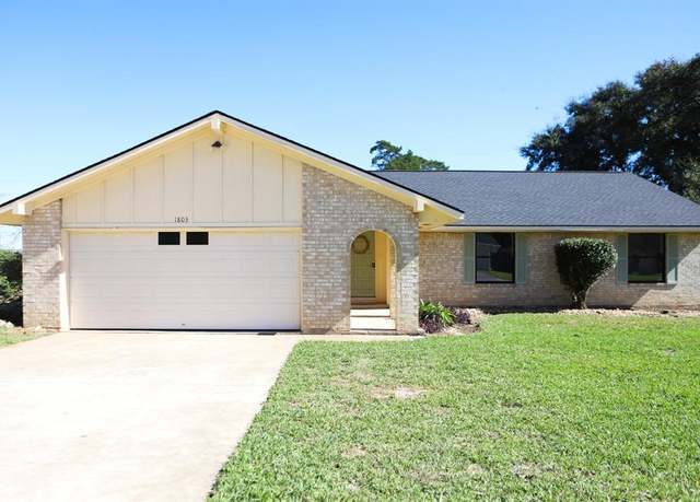 Property at 1803 Hickory Ln, Brenham, TX 77833, 3 beds, 2 baths