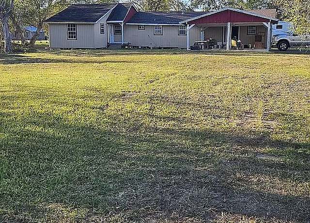 Property at 311 Carver St, Edna, TX 77957, 5 beds, 4 baths