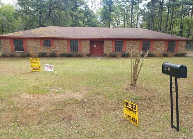 Property at 2704 Park Dr, Marshall, TX 75670, 3 beds, 2 baths