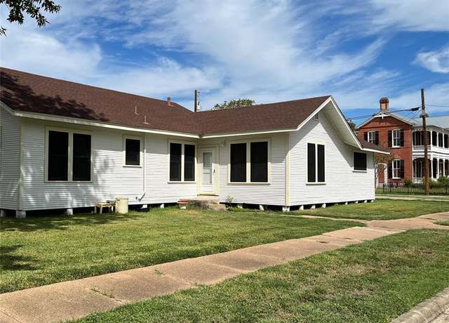 Property at 302 W French St, Cuero, TX 77954, 4 beds, 2 baths