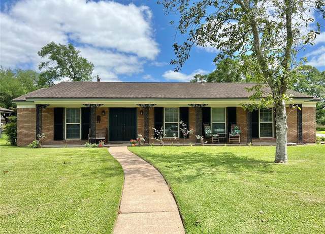 Property at 1400 Lawn Dr, Angleton, TX 77515, 3 beds, 2.5 baths