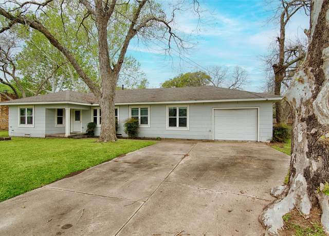 Property at 125 Burford Dr, Columbus, TX 78934, 3 beds, 2 baths