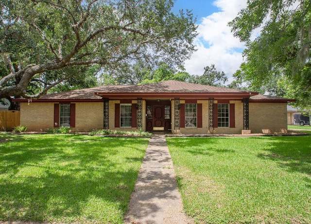 Property at 205 Nasturtium St, Lake Jackson, TX 77566, 4 beds, 2.5 baths