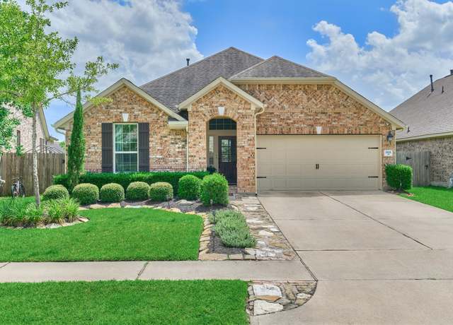 Property at 2611 Cedar Path Ln, Conroe, TX 77385, 4 beds, 2 baths