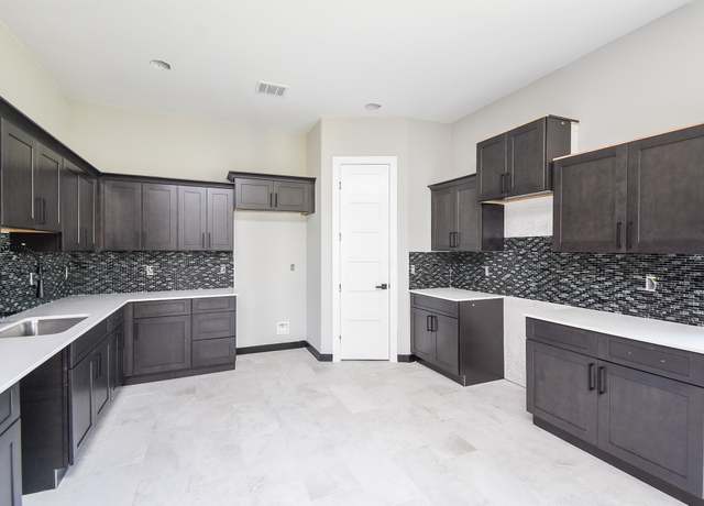 Property at 208 Silverleaf Rd, Sweeny, TX 77480, 3 beds, 2.5 baths