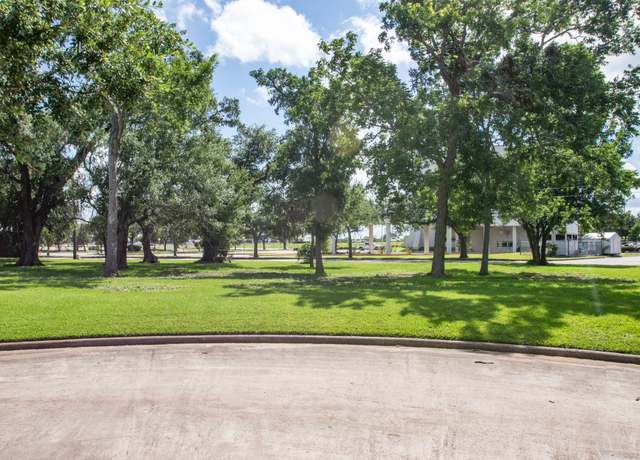 Property at 5 West Way Ct, Lake Jackson, TX 77566
