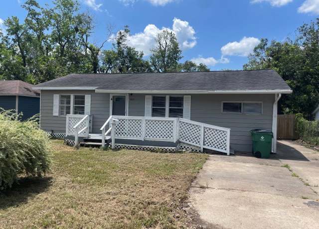 Property at 905 N Arcola St, Angleton, TX 77515, 3 beds, 2 baths
