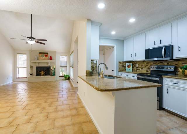 Property at 13835 Hollowgreen Dr, Houston, TX 77082, 2 beds, 2.5 baths