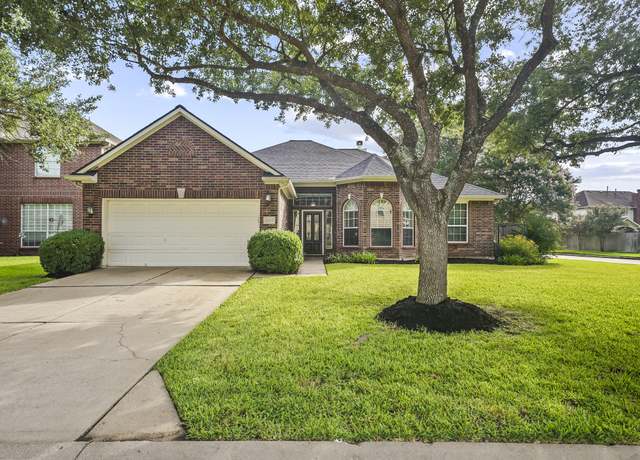 Property at 3343 Summerwood Ln, Pearland, TX 77584, 3 beds, 2.5 baths