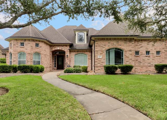 Property at 117 Spanish Oak Cir, Lake Jackson, TX 77566, 3 beds, 3.5 baths