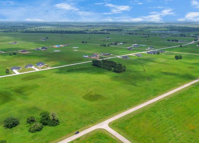 Property at 572 Quarter Horse Trl, Angleton, TX 77515