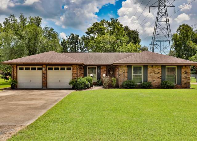 Property at 105 Lazy Lane Ln, Lake Jackson, TX 77566, 3 beds, 2 baths