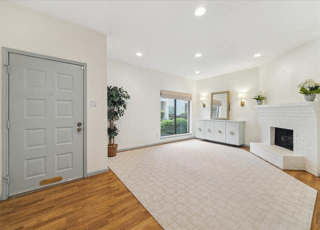 Property at 1330 Augusta Dr #6, Houston, TX 77057, 2 beds, 2.5 baths