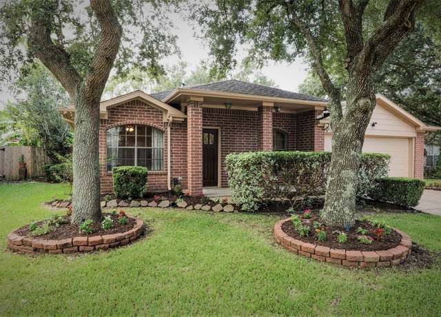 Property at 1714 Oak Ridge Dr, Kemah, TX 77565, 3 beds, 2 baths