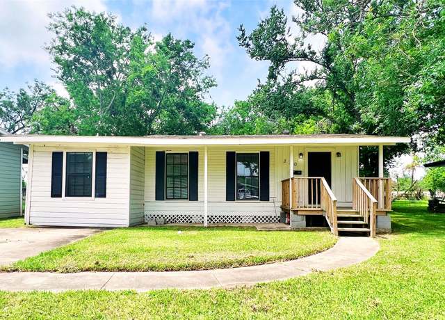 Property at 320 Azalea St, Lake Jackson, TX 77566, 4 beds, 2 baths
