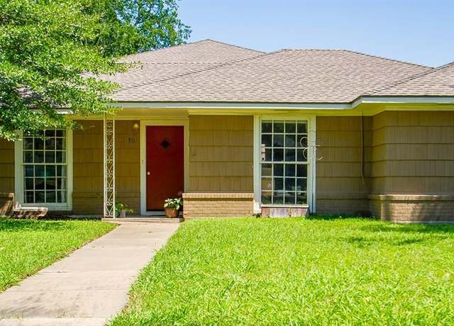 Property at 711 E Sixth St, Brenham, TX 77833, 3 beds, 2 baths