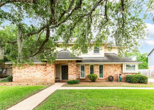 Property at 333 Banyan Dr, Lake Jackson, TX 77566, 4 beds, 2.5 baths