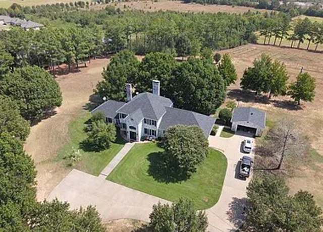 Property at 1201 Robbins Rd, Athens, TX 75751, 5 beds, 3.5 baths