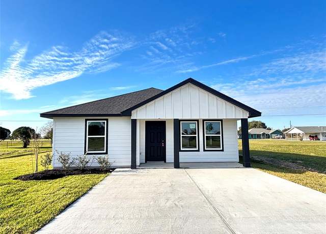 Property at 688 Swallow Dr, Palacios, TX 77465, 3 beds, 2 baths
