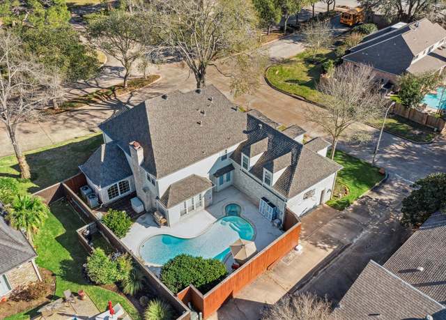 Property at 722 Crossroads Dr, Houston, TX 77079, 4 beds, 3 baths