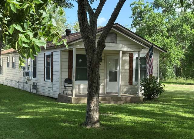 Property at 710 SE Milam Ave, Eagle Lake, TX 77434, 3 beds, 2 baths