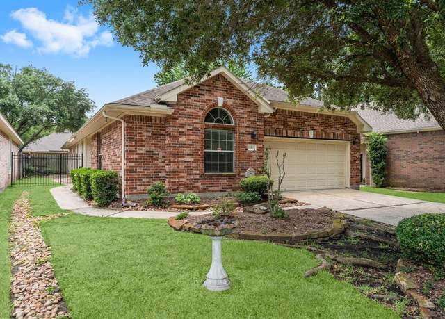 Property at 6 Arcadia Way, Conroe, TX 77384, 3 beds, 2 baths