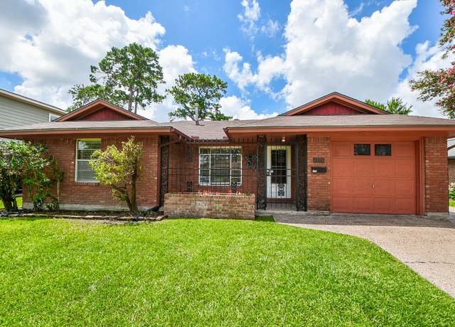 Property at 1215 W 31st St, Houston, TX 77018, 3 beds, 2 baths
