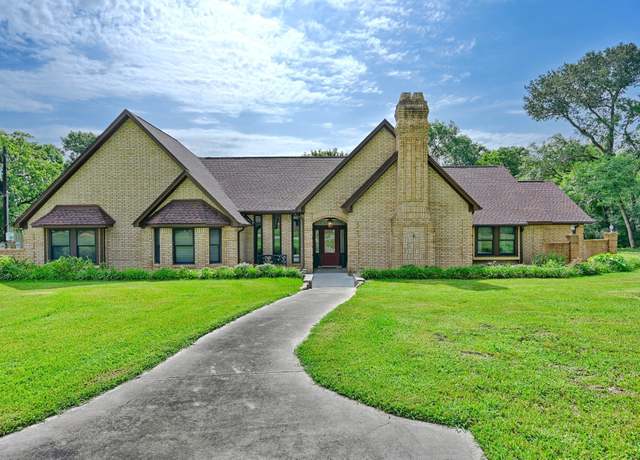 Property at 1950 Country Club Rd, Brenham, TX 77833, 4 beds, 3 baths