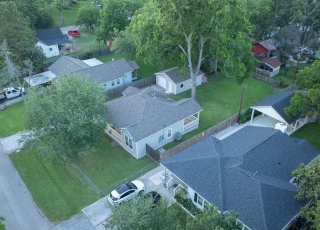 Property at 304 El Toro St, League City, TX 77573, 3 beds, 2 baths