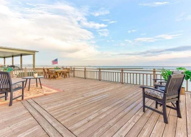 Property at 423 Hana Dr, Tiki Island, TX 77554, 3 beds, 2.5 baths