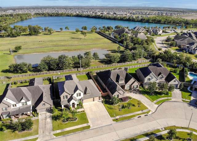 Property at 1417 Summer Field Ln, Friendswood, TX 77546, 4 beds, 3.5 baths