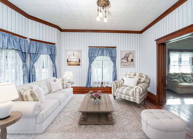Property at 406 7th St, Sealy, TX 77474, 5 beds, 3 baths