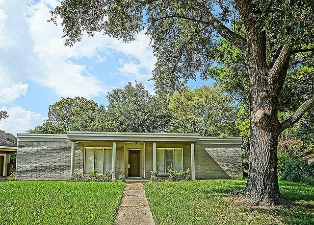 Property at 915 Marys Ct, Friendswood, TX 77546, 3 beds, 2 baths
