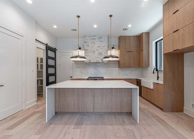 Property at 1102 W 9th St, Houston, TX 77007, 4 beds, 3.5 baths