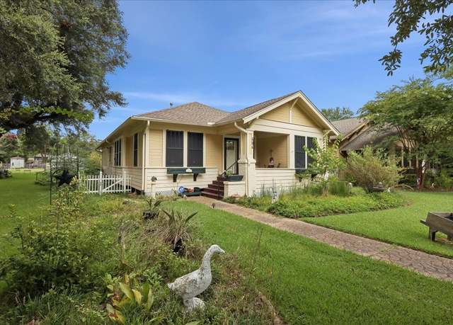 Property at 606 W Cherry Ave, Orange, TX 77630, 2 beds, 2 baths