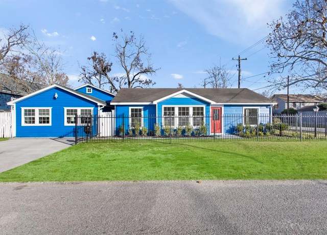 Property at 329 E 25th St, Houston, TX 77008, 4 beds, 2 baths