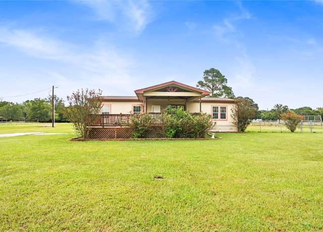 Property at 14 Hummingbird Ln, Huntsville, TX 77320, 3 beds, 2 baths