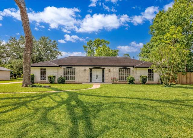 Property at 104 Iris St, Lake Jackson, TX 77566, 3 beds, 2 baths