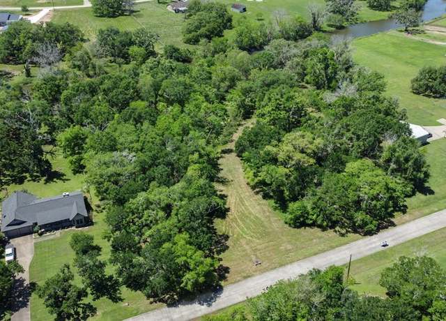 Property at 1126 Bronco Trl, Angleton, TX 77515