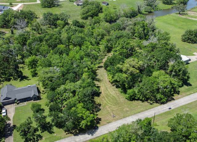 Property at 1126 Bronco Trl, Angleton, TX 77515